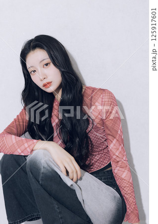 黒髪ロングヘアのヘアスタイルイメージ 125917601