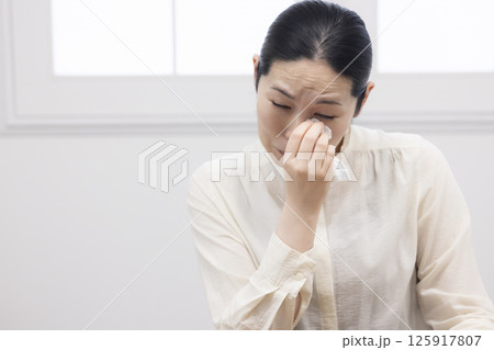 涙を拭く女性 涙を拭く女性 125917807