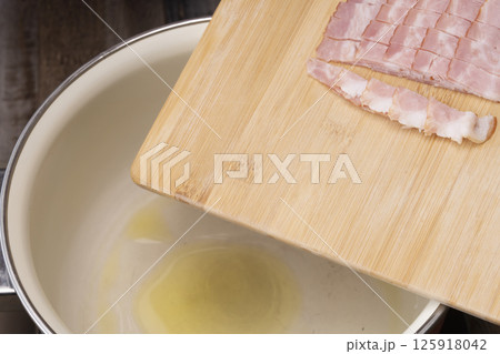新玉ねぎの丸ごと煮込みスープを作る工程 125918042