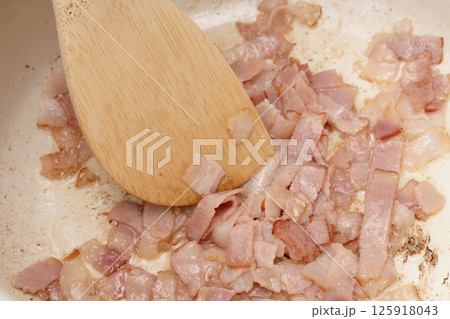 新玉ねぎの丸ごと煮込みスープを作る工程 新玉ねぎの丸ごと煮込みスープを作る工程 125918043