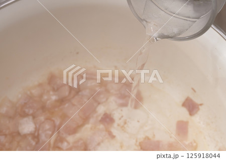新玉ねぎの丸ごと煮込みスープを作る工程 125918044