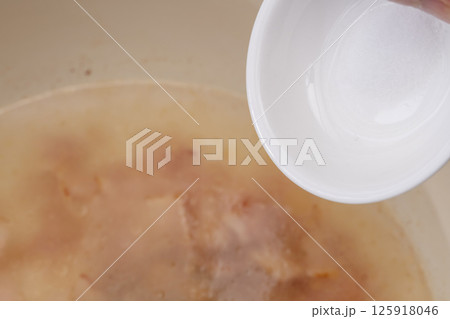 新玉ねぎの丸ごと煮込みスープを作る工程 125918046