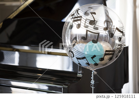 ピアノの発表会イメージ　風船とピアノ 125918111