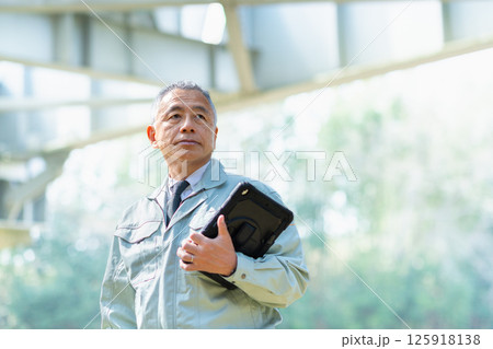 ベテラン現場監督 125918138