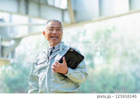 ベテラン現場監督 125918140