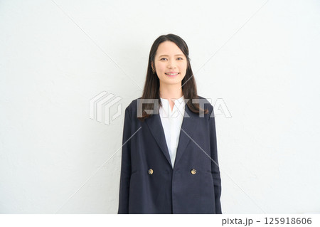 ジャケットを着たロングヘアーの女性 125918606