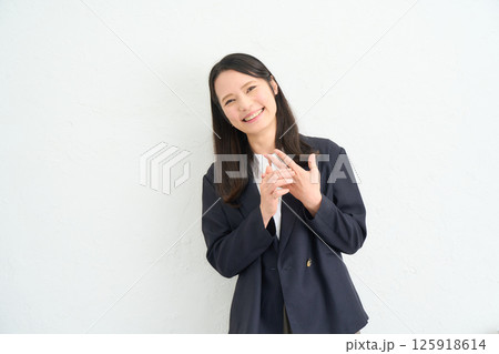 ジャケットを着たロングヘアーの女性 ジャケットを着たロングヘアーの女性 125918614