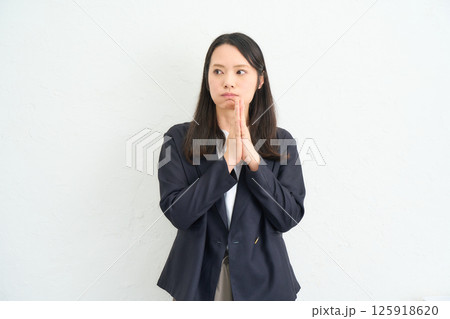 ジャケットを着たロングヘアーの女性 125918620