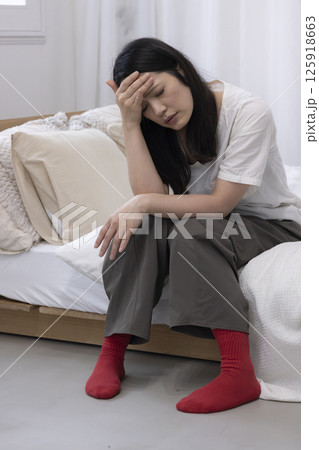 めまいがする女性 めまいがする女性 125918663