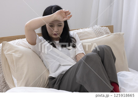 めまいがする女性 125918665