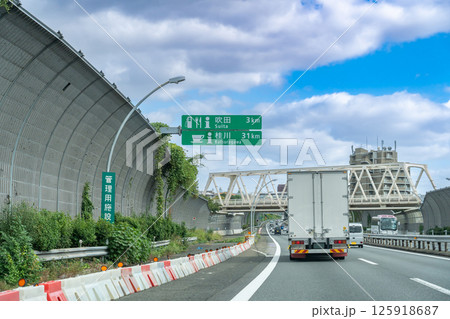 大阪府吹田市の名神高速道路吹田サービスエリア付近を走行中のトラック 125918687