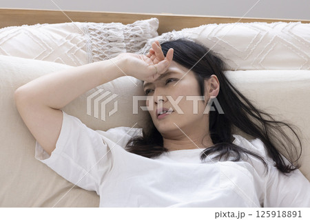 ベッドでぼんやりする女性 ベッドでぼんやりする女性 125918891