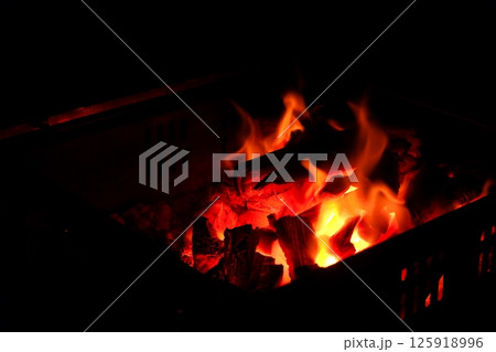 赤々と燃え上がる炭火 125918996