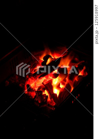 赤々と燃え上がる炭火 125918997