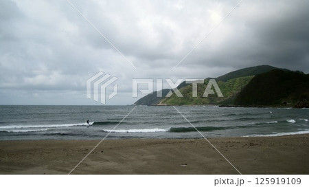 白波と波乗りサーフィン 125919109