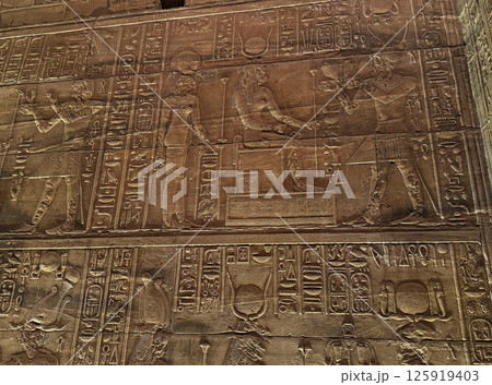イシス神殿のレリーフ、顔が削り取られ身体が傷つけられている、世界文化遺産 125919403