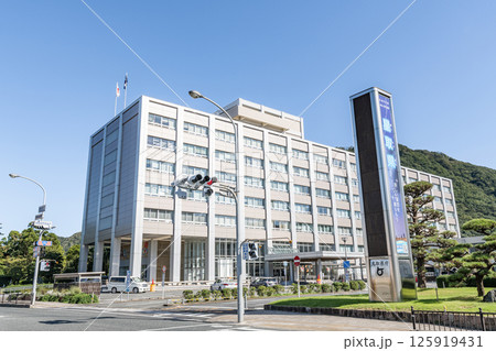 鳥取県鳥取市　快晴の鳥取県庁 125919431