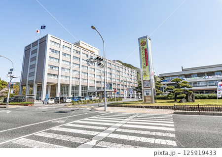 鳥取県鳥取市　快晴の鳥取県庁 125919433