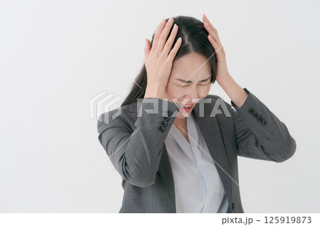 悩む表情のスーツ姿の女性 125919873