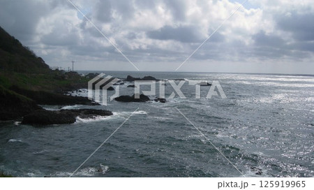 初夏の晴れた日本海と岬 125919965