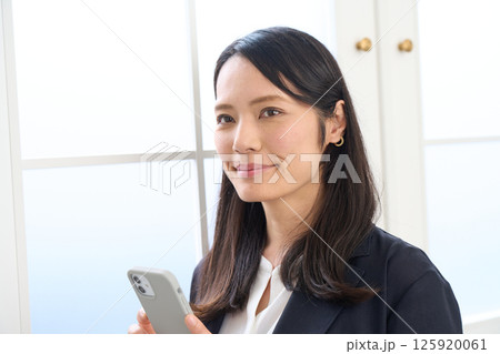 ジャケットを着たロングヘアーの女性 125920061