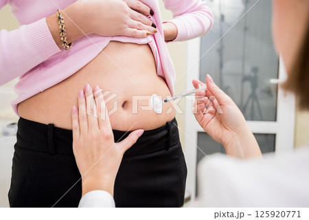Doctor makes an injection of insulin with a catheter. Doctor injects insulin Doctor makes an injection of insulin with a catheter. Doctor injects insulin 125920771