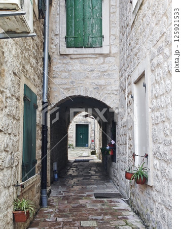 モンテネグロ　コトルの街並み 125921533