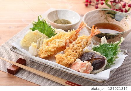 天ぷら盛り合わせ ( 海老、しいたけ、人参、玉葱、大葉 ) 天ぷら盛り合わせ ( 海老、しいたけ、人参、玉葱、大葉 ) 125921815