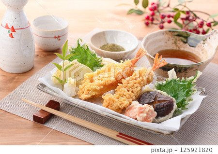 天ぷら盛り合わせ ( 海老、しいたけ、人参、玉葱、大葉 ) 天ぷら盛り合わせ ( 海老、しいたけ、人参、玉葱、大葉 ) 125921820