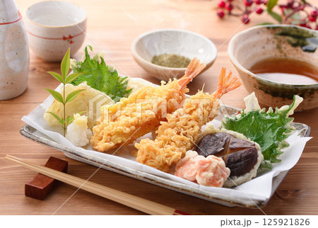 天ぷら盛り合わせ　（ 海老、しいたけ、人参、玉葱、大葉 ） 125921826