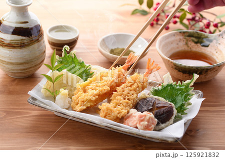 天ぷら盛り合わせ　（ 海老、しいたけ、人参、玉葱、大葉 ） 125921832