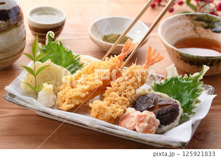 天ぷら盛り合わせ ( 海老、しいたけ、人参、玉葱、大葉 ) 天ぷら盛り合わせ ( 海老、しいたけ、人参、玉葱、大葉 ) 125921833