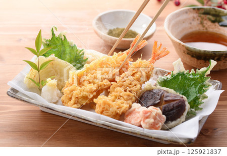 天ぷら盛り合わせ　（ 海老、しいたけ、人参、玉葱、大葉 ） 125921837