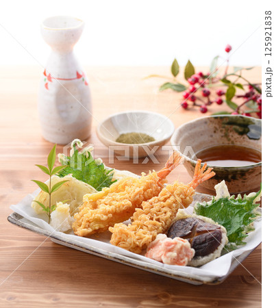 天ぷら盛り合わせ ( 海老、しいたけ、人参、玉葱、大葉 ) 天ぷら盛り合わせ ( 海老、しいたけ、人参、玉葱、大葉 ) 125921838