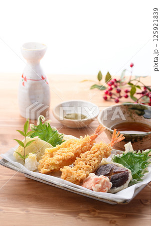 天ぷら盛り合わせ ( 海老、しいたけ、人参、玉葱、大葉 ) 天ぷら盛り合わせ ( 海老、しいたけ、人参、玉葱、大葉 ) 125921839