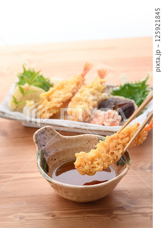 天ぷら盛り合わせ ( 海老、しいたけ、人参、玉葱、大葉 ) 天ぷら盛り合わせ ( 海老、しいたけ、人参、玉葱、大葉 ) 125921845