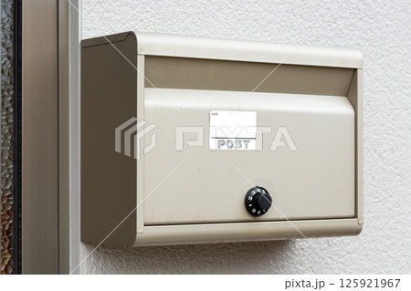 日本家屋の古いポスト 125921967