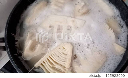 タケノコの煮物の下ごしらえアク抜き 125922090