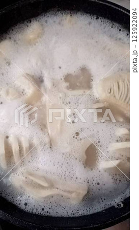 タケノコの煮物の下ごしらえアク抜き 125922094