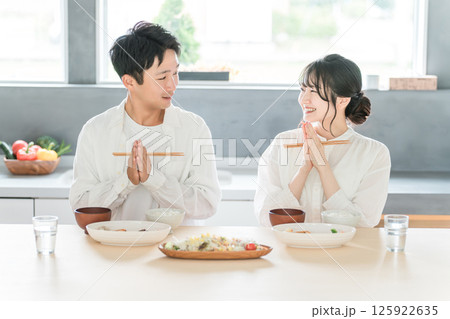 家で食事をする夫婦・カップル（自炊・いただきます） 125922635