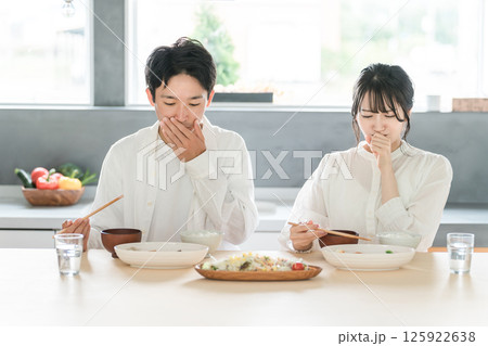 家で食事をする夫婦・カップル(自炊・不満・まずい・モラハラ・夫婦喧嘩・怒る) 家で食事をする夫婦・カップル(自炊・不満・まずい・モラハラ・夫婦喧嘩・怒る) 125922638