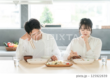 家で食事をする夫婦・カップル（自炊・不満・まずい・モラハラ・夫婦喧嘩・怒る） 125922639