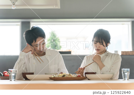 家で食事をする夫婦・カップル(自炊・不満・まずい・モラハラ・夫婦喧嘩・怒る) 家で食事をする夫婦・カップル(自炊・不満・まずい・モラハラ・夫婦喧嘩・怒る) 125922640