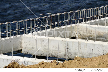 Construction of a modern pedestrian embankment on a large lake 125922652