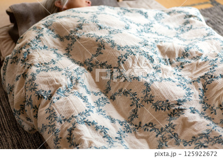 和室の布団で寝たきりのシニア女性 125922672