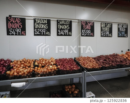 Doblo's Farmers Marketの陳列棚　ロックハンプトン　オーストラリア 125922836