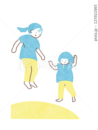 ジャンプする二人の子ども 125922865