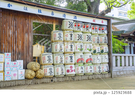 湊川神社 神社に奉納された酒樽 湊川神社 神社に奉納された酒樽 125923688