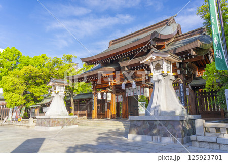 湊川神社　立派な表神門 125923701