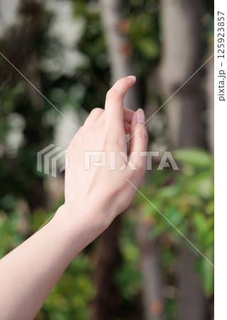 自然光の女性の指先 125923857